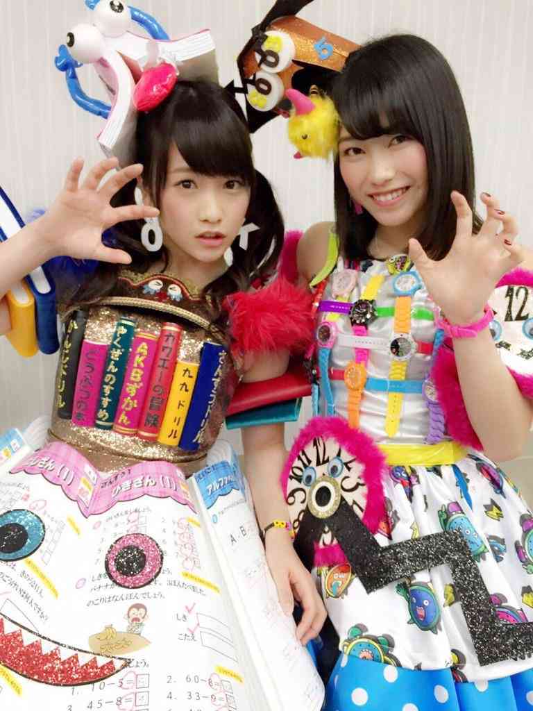 女性アイドルの衣装画像