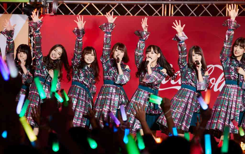 女性アイドルの衣装画像