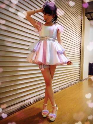 女性アイドルの衣装画像