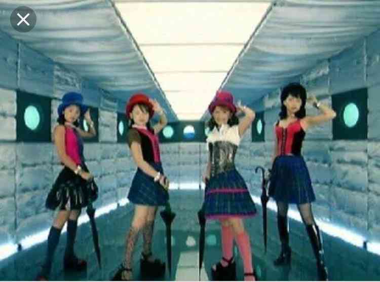 女性アイドルの衣装画像