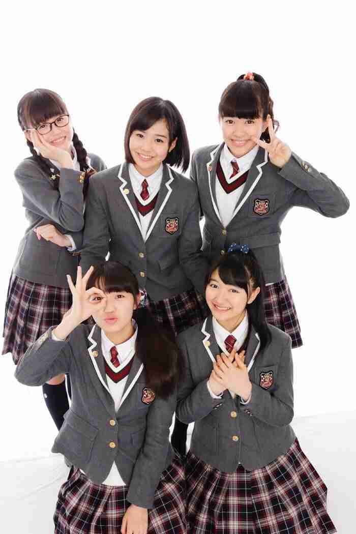女性アイドルの衣装画像