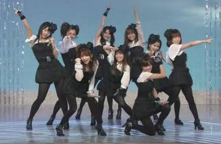 女性アイドルの衣装画像