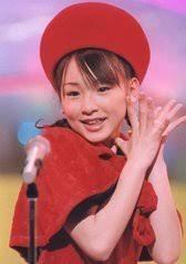 女性アイドルの衣装画像
