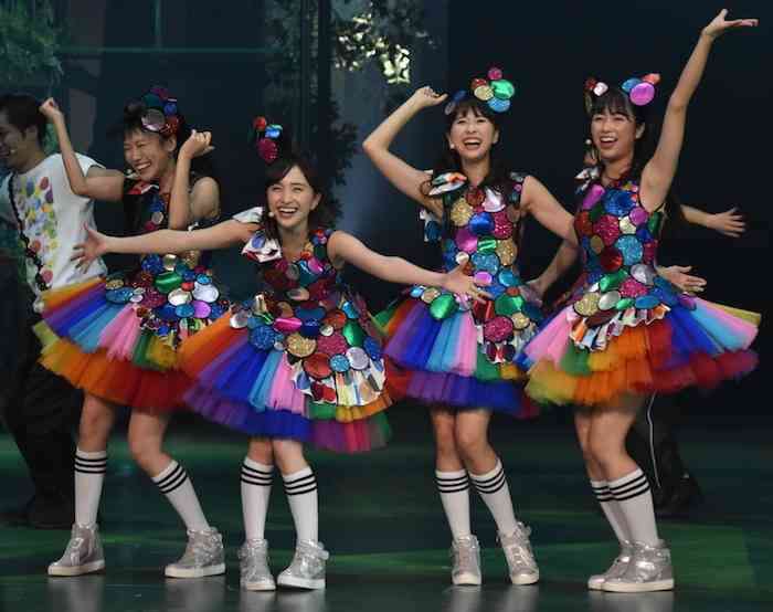 女性アイドルの衣装画像
