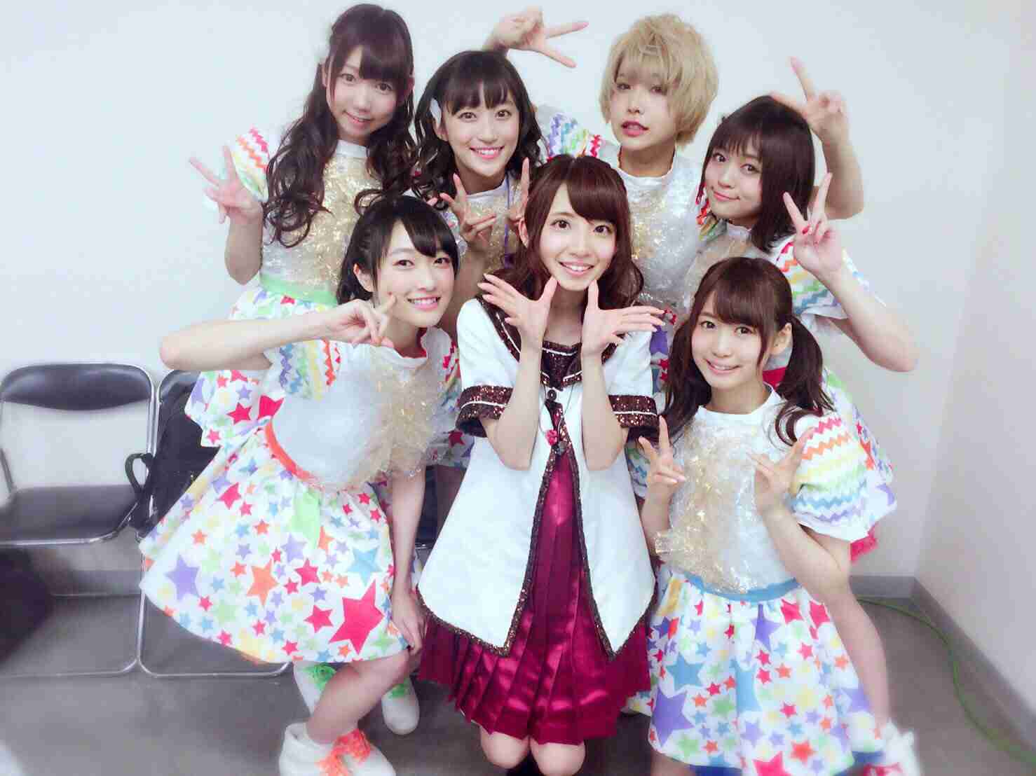 女性アイドルの衣装画像