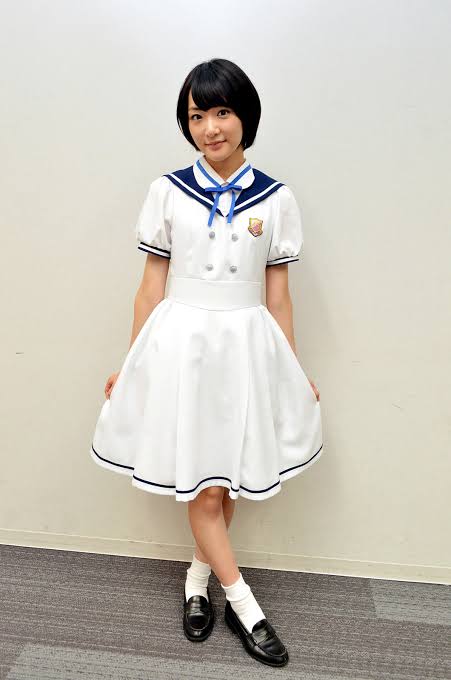 女性アイドルの衣装画像
