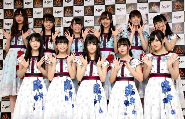 女性アイドルの衣装画像