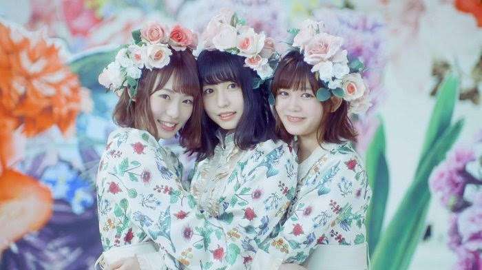 女性アイドルの衣装画像