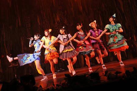女性アイドルの衣装画像