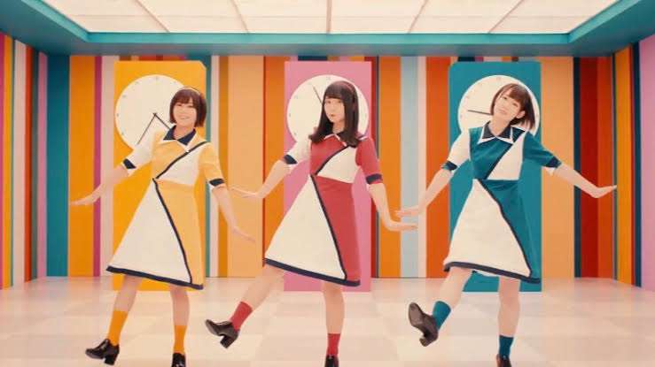 女性アイドルの衣装画像