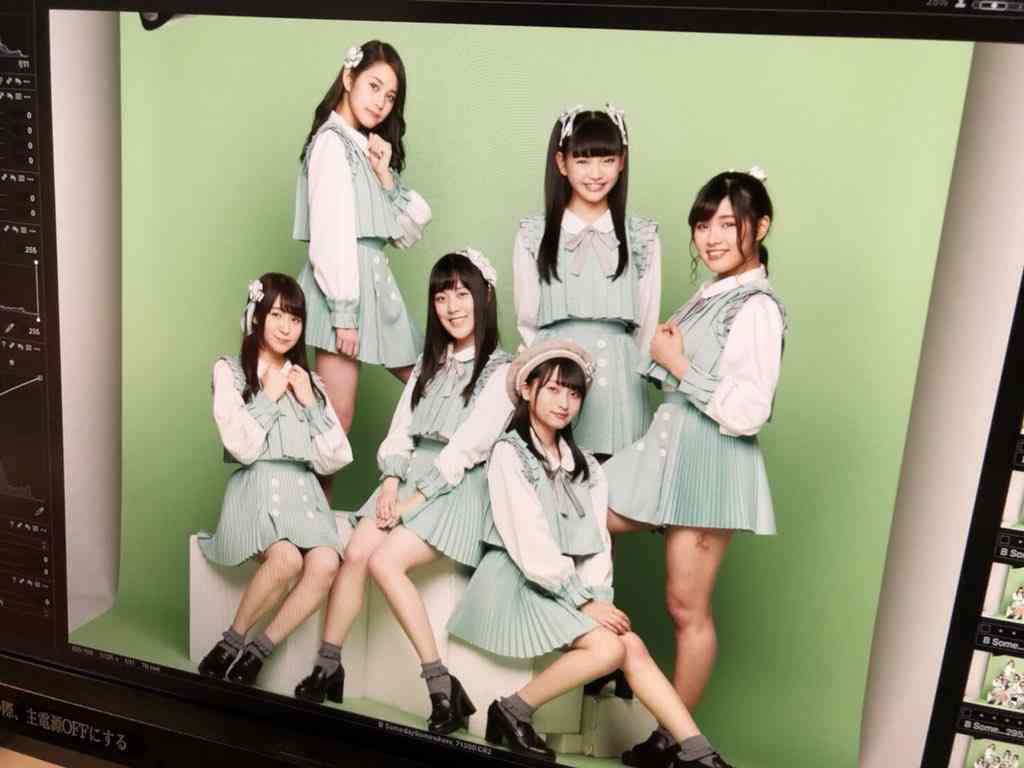 女性アイドルの衣装画像