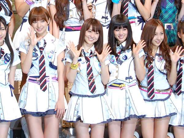 女性アイドルの衣装画像