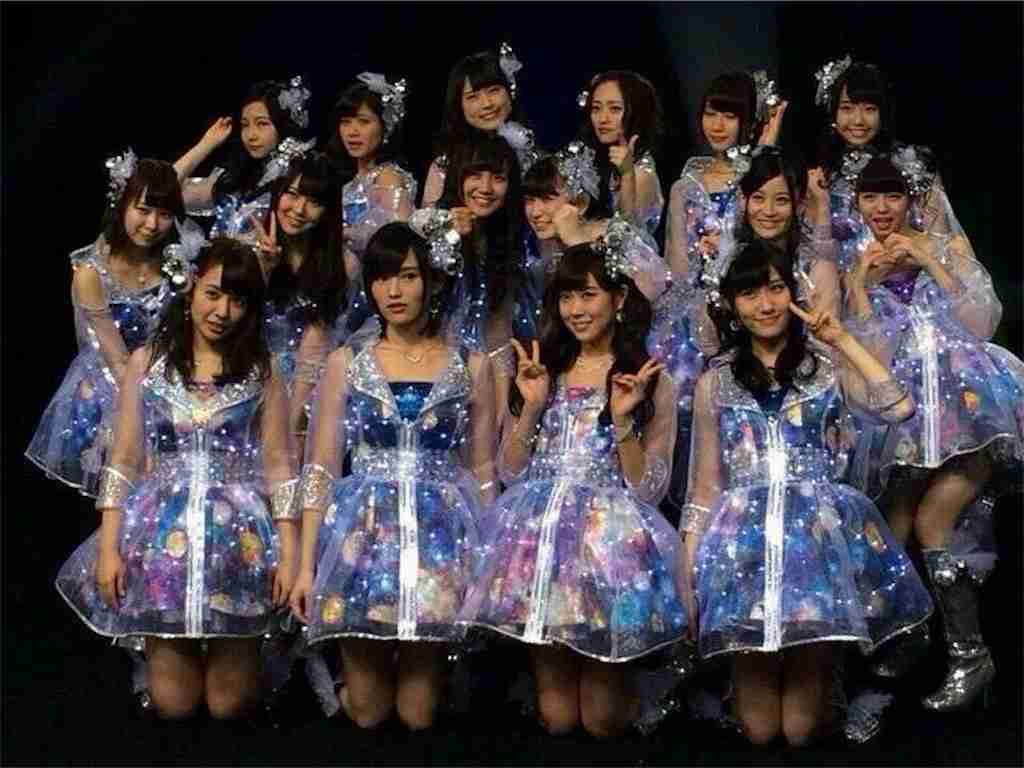 女性アイドルの衣装画像