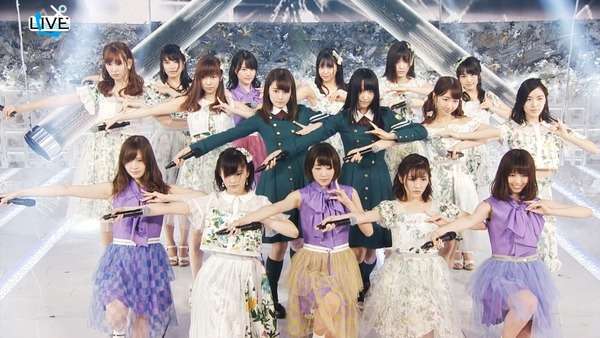 女性アイドルの衣装画像
