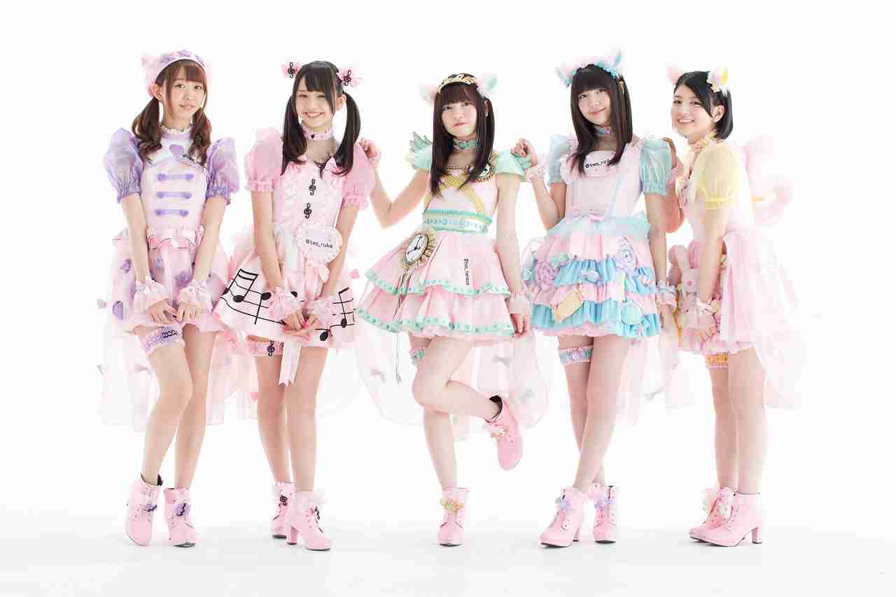 女性アイドルの衣装画像