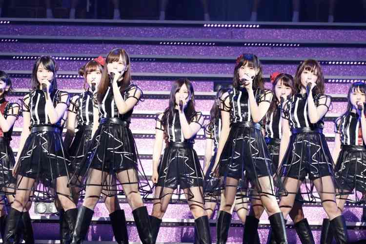 女性アイドルの衣装画像