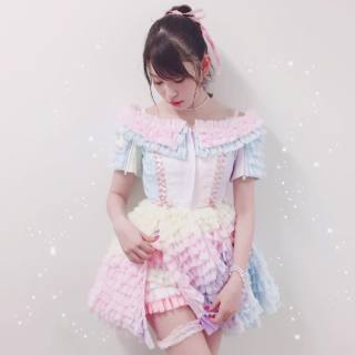 女性アイドルの衣装画像