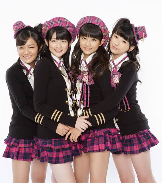 女性アイドルの衣装画像