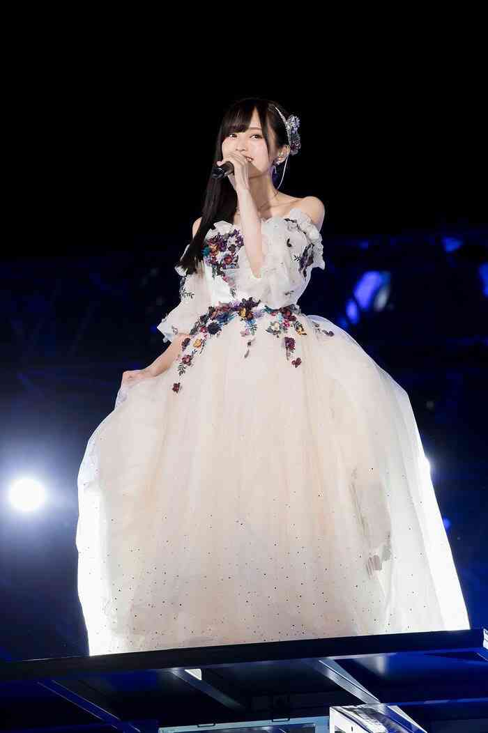 女性アイドルの衣装画像