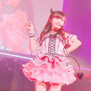女性アイドルの衣装画像