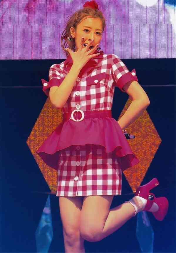 女性アイドルの衣装画像