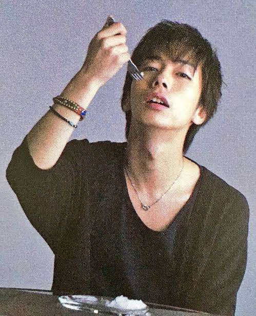 マッチ（近藤真彦）の肩に肘をついて話す…失礼行為が目に余るA.B.C-Zのメンバーとは