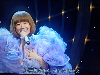 【Mステ】一青窈の衣装が気になって歌に集中できない人続出「ドフラミンゴ？」「うちのインコに似てる…」