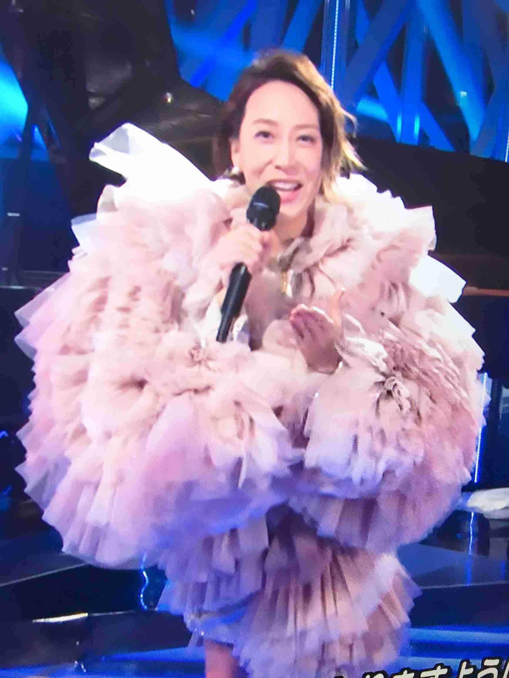 【Mステ】一青窈の衣装が気になって歌に集中できない人続出「ドフラミンゴ？」「うちのインコに似てる…」