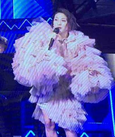 【Mステ】一青窈の衣装が気になって歌に集中できない人続出「ドフラミンゴ？」「うちのインコに似てる…」