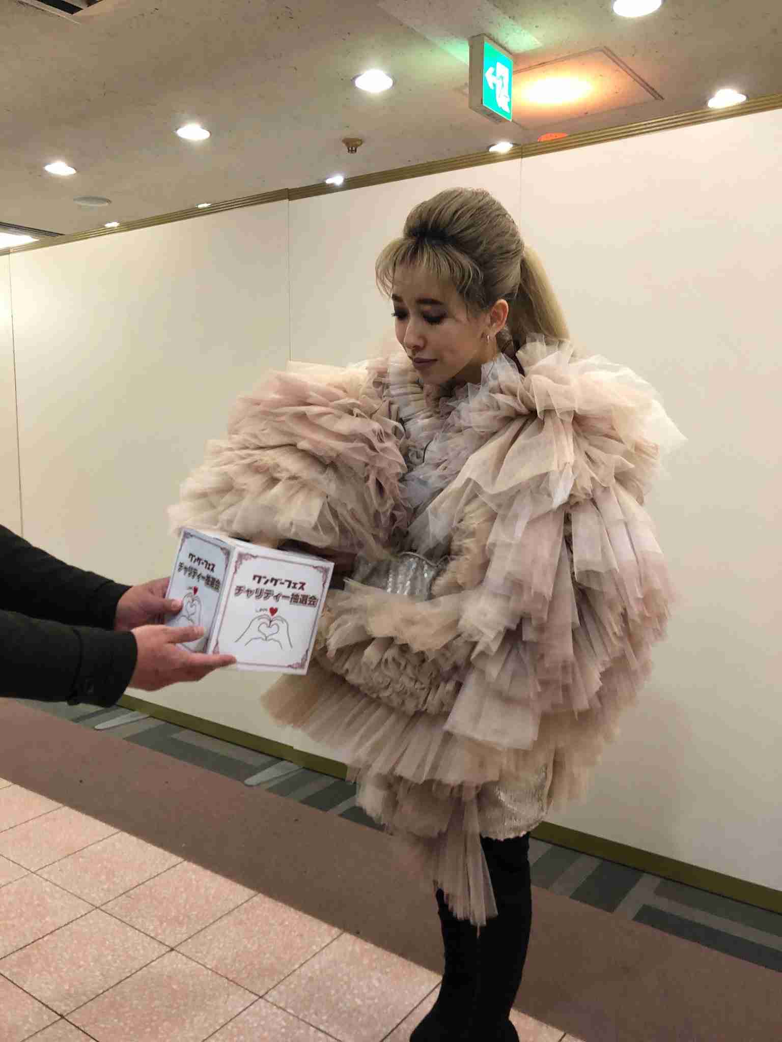 【Mステ】一青窈の衣装が気になって歌に集中できない人続出「ドフラミンゴ？」「うちのインコに似てる…」