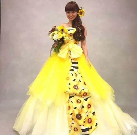 平愛梨、ウエディングドレス姿を公開　結婚記念日に行う“恒例行事”に反響