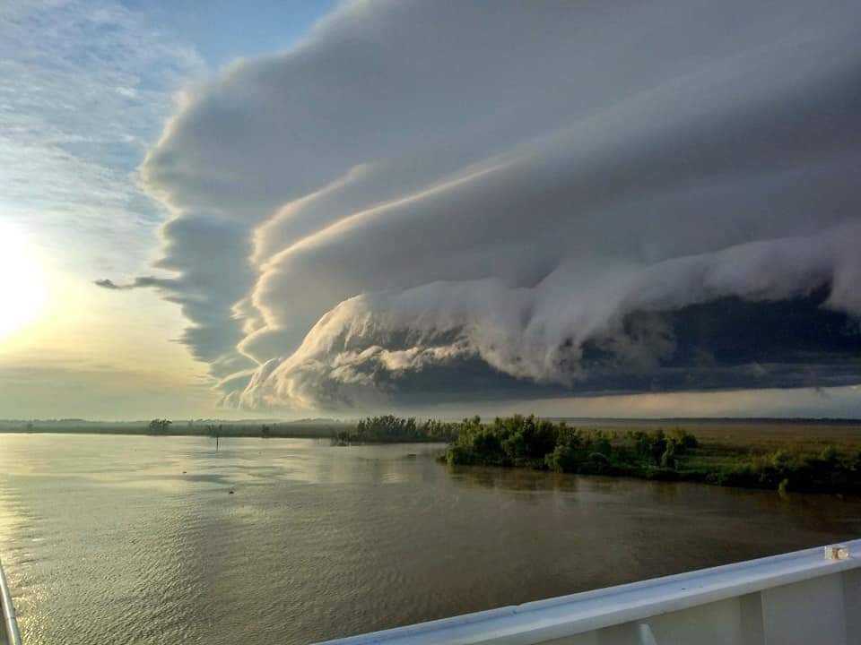 アルゼンチンの空一面を覆う異様な巨大な雲、気象庁が注意を呼び掛け