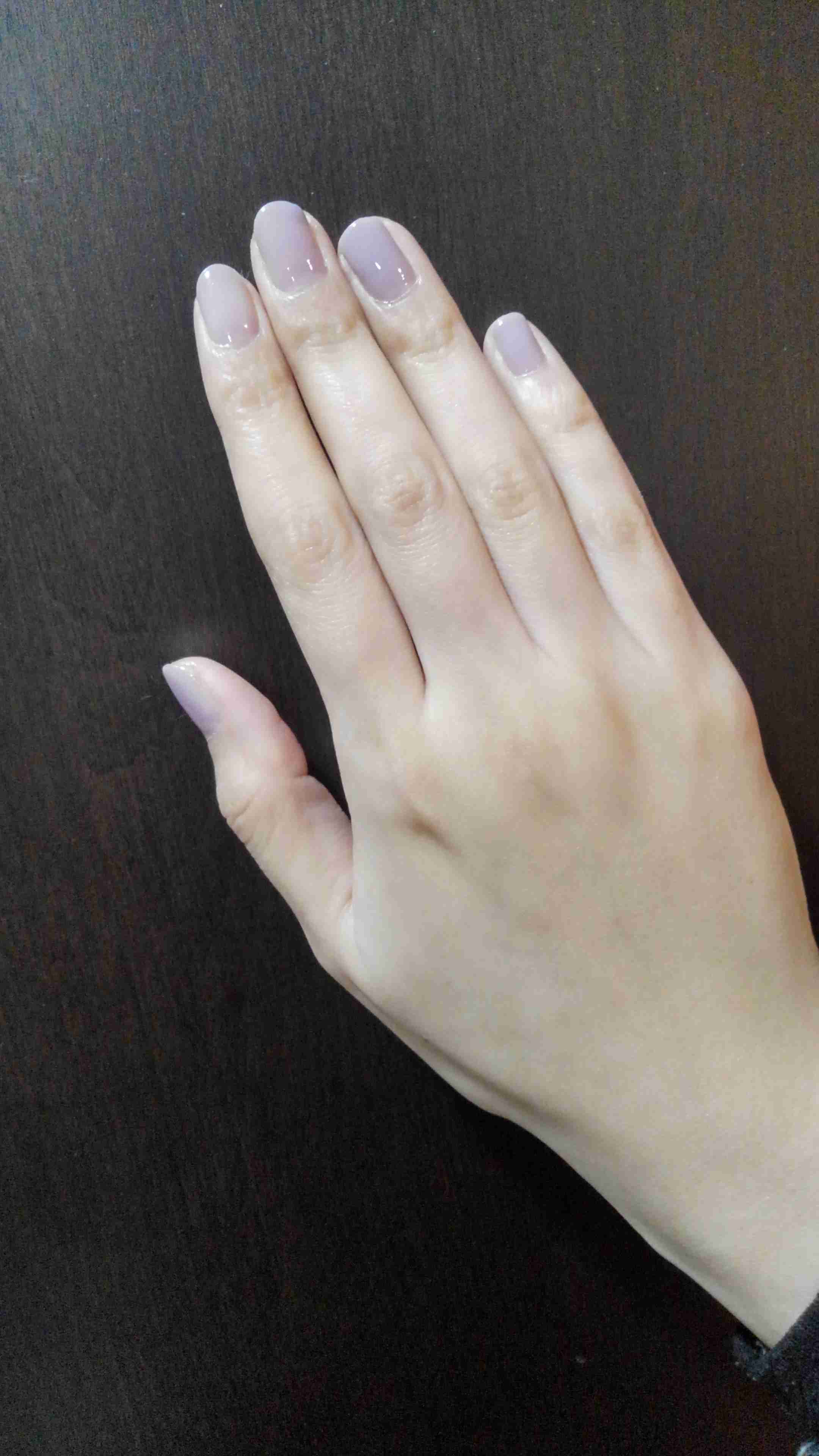 肌が綺麗に見えるネイルカラー