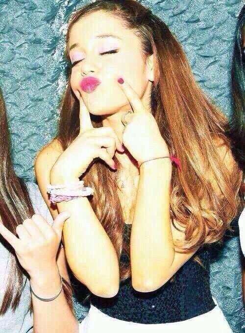 アリアナ グランデが犬の散歩をする写真に人々が感動 その優しい理由とは ガールズちゃんねる Girls Channel