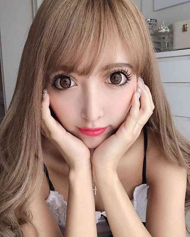 整形公表双子モデルの妹・吉川ちか、すっぴん＆メイク比較写真を公開　新たな整形願望も明かす