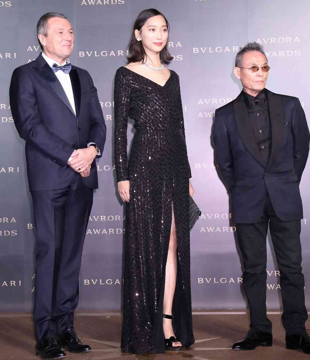Koki,スキニーデニムのすらり美脚「足ほそっ！ながっ！顔ちっちゃ」絶賛の声 