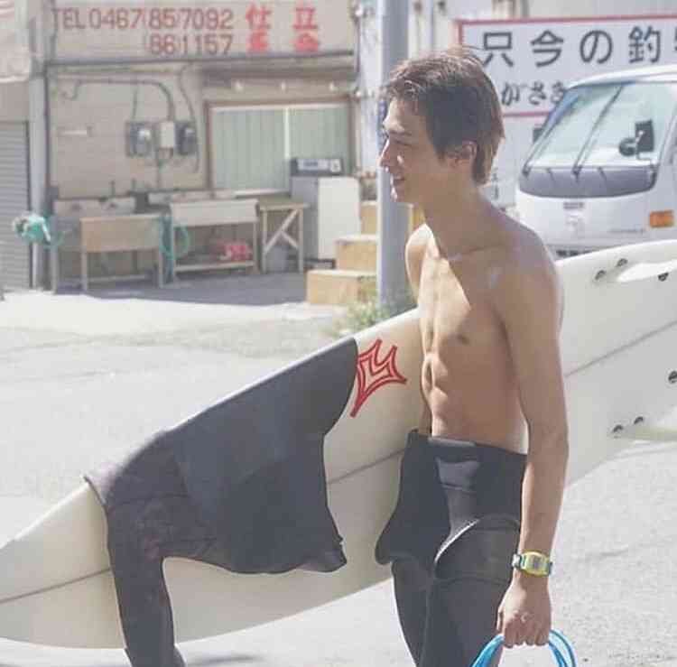 「はじこい」で話題の横浜流星、ヒゲ姿披露 4年ぶり写真集で“男の色気全開”