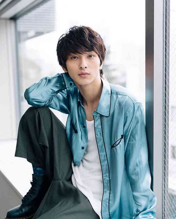 「はじこい」で話題の横浜流星、ヒゲ姿披露 4年ぶり写真集で“男の色気全開”