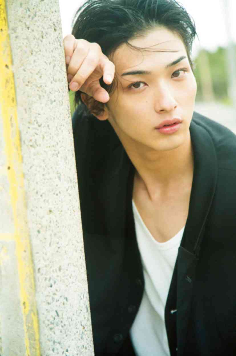 「はじこい」で話題の横浜流星、ヒゲ姿披露 4年ぶり写真集で“男の色気全開”