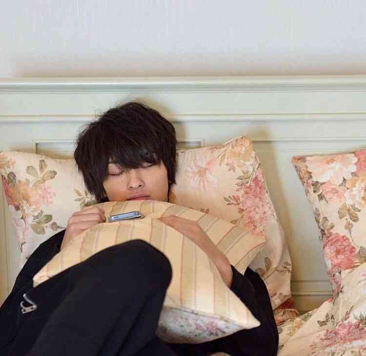 「はじこい」で話題の横浜流星、ヒゲ姿披露 4年ぶり写真集で“男の色気全開”