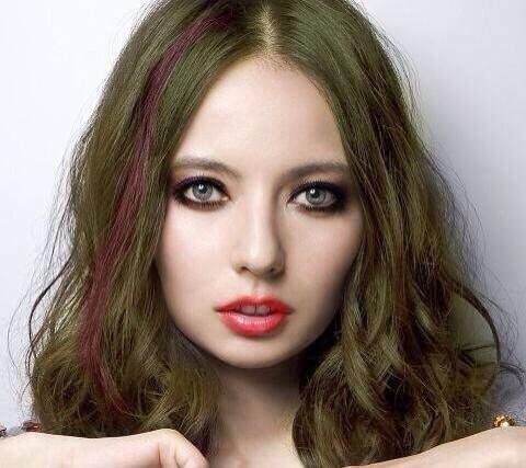 中条あやみがアヴリルになった！　憧れの歌姫の５年ぶり復帰を祝福　“ロックスタイル”でプロモ映像出演