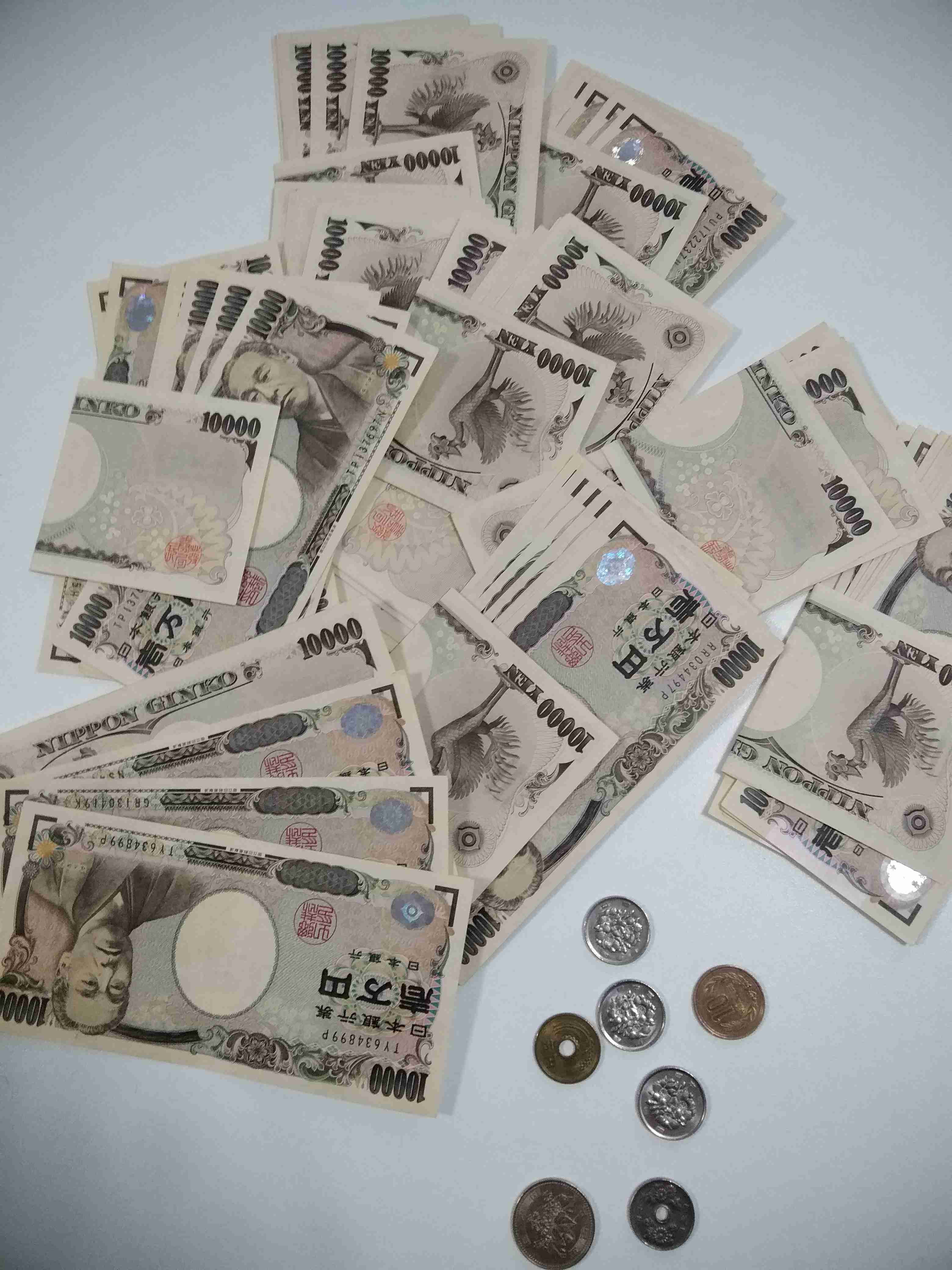 今現在「財布の中身」いくら入ってますか￥
