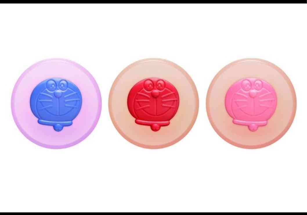 ポール & ジョー ボーテから“ドラえもんが顔を出す”ツヤリップ＆“どら焼き”香り付きリップバーム