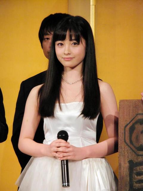 橋本環奈、黒髪ゆる巻きヘアにファン悶絶「意味わからんくらい可愛い。」
