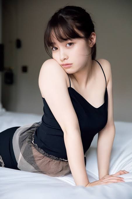 橋本環奈、黒髪ゆる巻きヘアにファン悶絶「意味わからんくらい可愛い。」