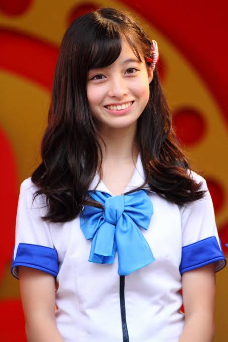橋本環奈、黒髪ゆる巻きヘアにファン悶絶「意味わからんくらい可愛い。」