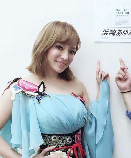 浜崎あゆみ、美バストあらわなセクシー黒ワンピース姿を披露「いつみても素敵」