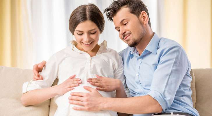 産婦人科の待合室に男性が座る