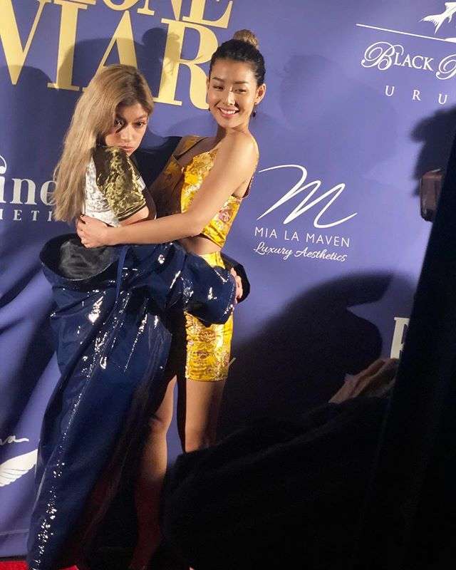 「綺麗なお腹」「脚長すぎ」ローラ、美ボディ際立つ全身ピンクコーデに絶賛の声！