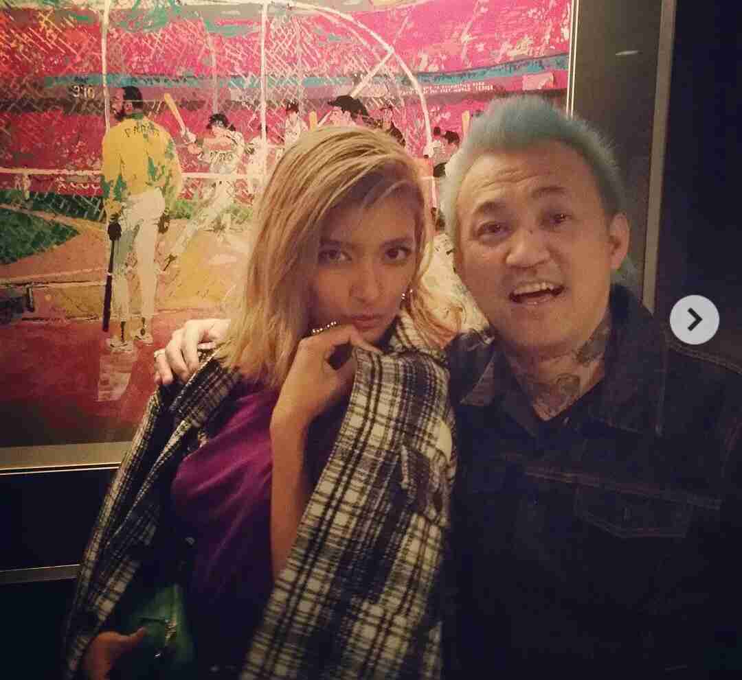 「綺麗なお腹」「脚長すぎ」ローラ、美ボディ際立つ全身ピンクコーデに絶賛の声！